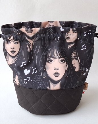 Kosmetyczka worek mały " dziewczyny w rytmie K-POP czarny ", tacy duzi