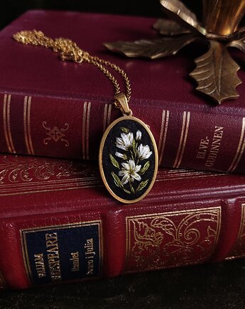 Haftowany wisiorek z liliami, Czarownicze Hafty