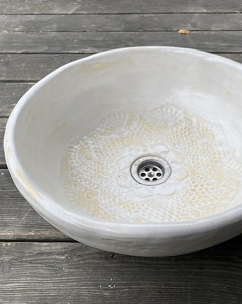 UM8 Umywalka ceramiczna, biała, okrągła, folkowa koronka na dnie, Dekornia