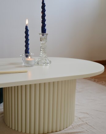 Owalny stolik kawowy w kolorze jasnego beżu na 2 ryflowanych podstawach - 40 cm, tr.tables