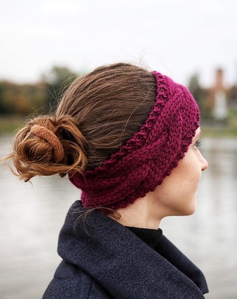 Burgundowa wełniana opaska w warkocze na wiosnę, Holy Alpaca Knit