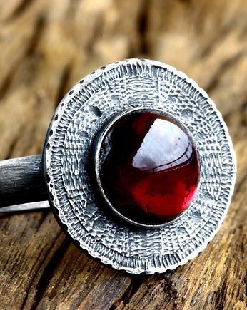 Srebrny pierścionek tribal z naturalnym kamieniem, granat, SHAMBALA