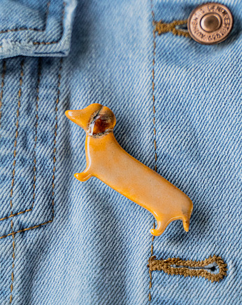 Porcelanowa broszka PIESEK, rękoczyny