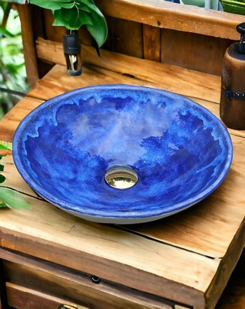 Intensywnie niebieska okrągła umywalka nablatowa, Manufaktura Kafli