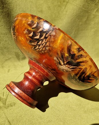 Mała miska na cokole z żywicy epoksydowej z szyszką, Fairytalewood