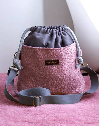 Szaro-różowa listonoszka z kominem, raspberi