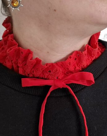 Kołnierzyk czerwony, Rzecz w Tym