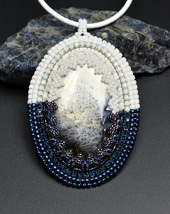 Arashi, wisior z agatem dendrytowym, haft koralikowy, Sol