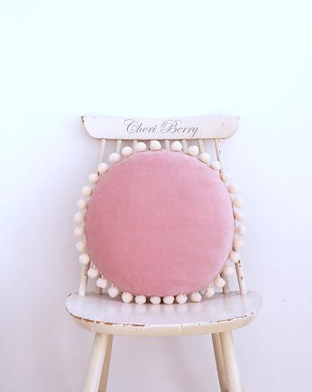 Poduszka welur okrągła z pomponami boho brudny różowy, Cheri Berry