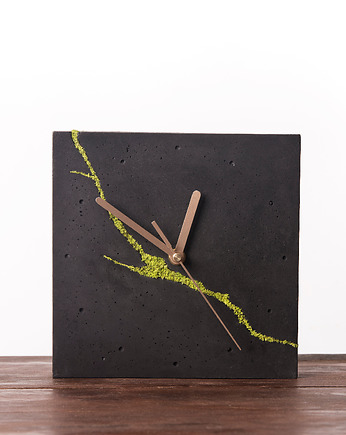 Kwadratowy betonowy zegar stołowy/ścienny z chrobotkiem reniferowym - ciemny, Joanna Komorowska Studio