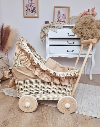 Wiklinowy wózek dla lalek PCHACZ ecru z falbaną beżową, OSOBY - Prezent dla noworodka