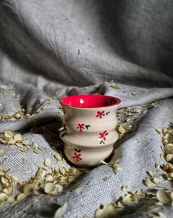 Kubeczek wiosenny, czarka retro w małe kwiaty, kolorowa czarka kwiecista, Fiona Ceramics