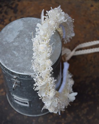 Biały komunijny wianek na głowę z stabilizowanych i suszonych kwiatów, Projekt wianki