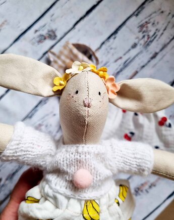 Przytulanka w sweterku z plecakiem i dwoma ubrankami, peppo