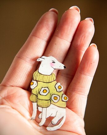 Broszka pies w żółtym swetrze w kwiaty