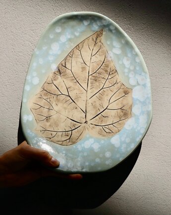 Śnieżne chmury - bajkowy półmisek ceramiczny z liściem handmade, Midrib