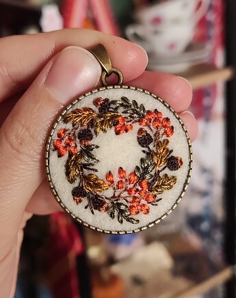 Haftowany wisiorek z jesiennym wiankiem, Czarownicze Hafty