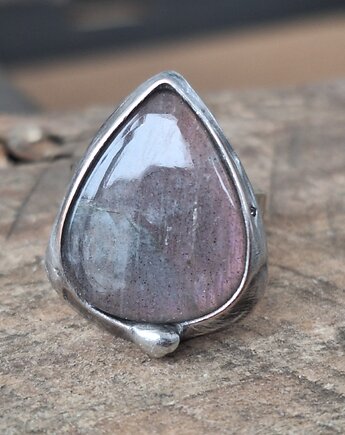 Lekki róż - pierścionek regulowany, po drugiej stronie lustra