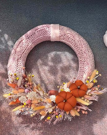 Wianek w ręcznie dzierganym sweterku, z suszonymi roślinami i dyniami, Rosa