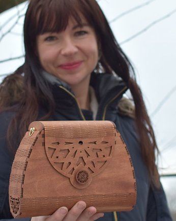 Drewniana torebka na złotym łańcuszku karmelowa, iziartwear