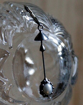 Ręcznie robiony metalowy kolczyk z motywem grzyba: biżuteria z perłą, Yadovito