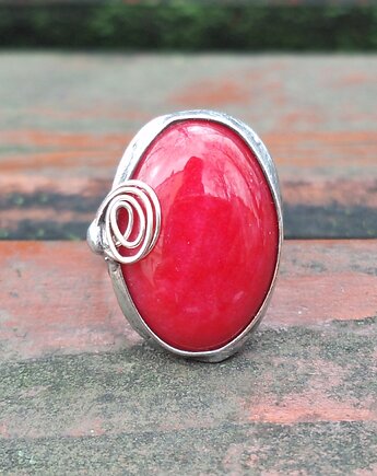 Piekielna czerwień - pierścionek regulowany, po drugiej stronie lustra