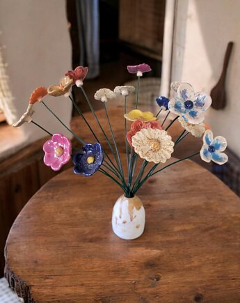 Bukiet ceramicznych kwiatów w wazonie, ArtByLeika
