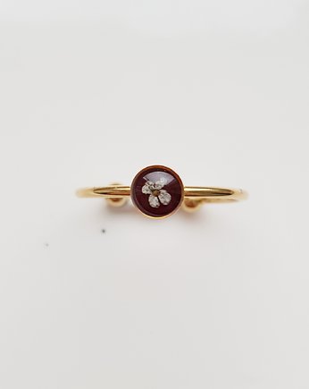 Pierścionek regulowany z dziką marchwią tło bordo, Jaskółcze ziele handmade 