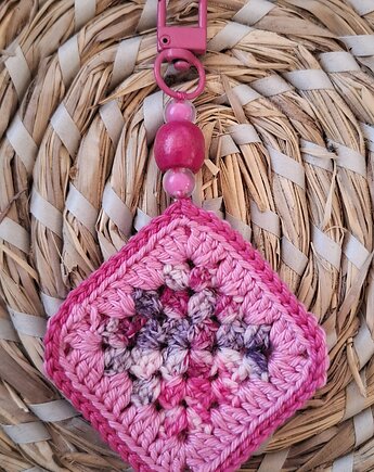 Brelok "Kwadrat Babuni" granny square ciemny róż, Ciotka Matylda