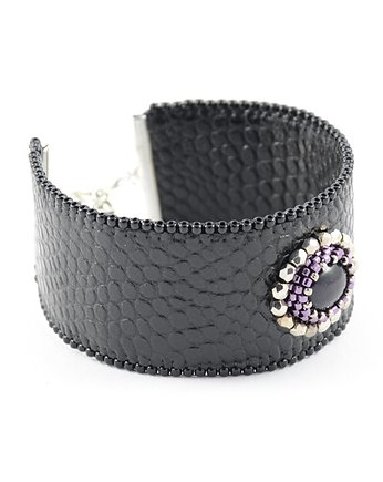 Simplicity in black, Izziland