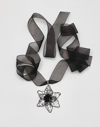 Czarny choker Dymny Kwiat z szyfonową wstążką i kwiatem Dip Art, IriS. Biżuteria autorska