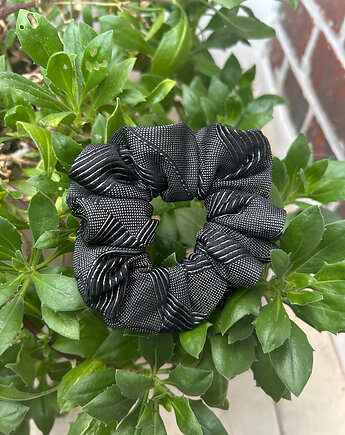 Jedwabna gumka scrunchie z upcyclingu, Lush from trash