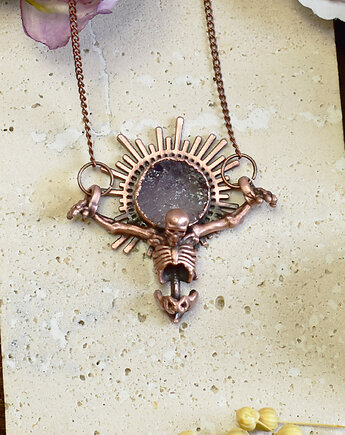 Gotycki miedziany wisiorek z surowym ametystem - ukrzyżowany szkielet, Spirit Of Copper