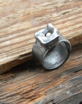 Różowy opal  w poduszce   - pierścień, Beata Trotter