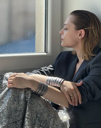 Szeroka skórzana bransoletka w kolorze srebrnym, AGNES WESS