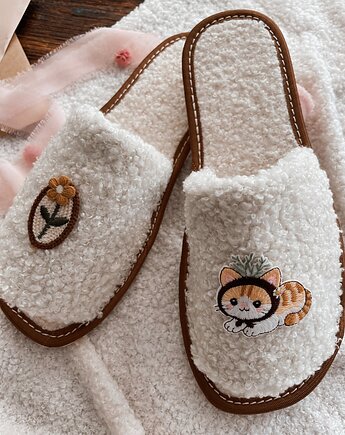 Kapcie damskie kotek z kwiatami Dzień babci, Apollie&co