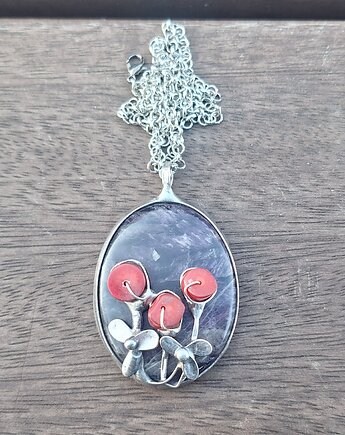 Ametyst z kwiatami - wisiorek, po drugiej stronie lustra