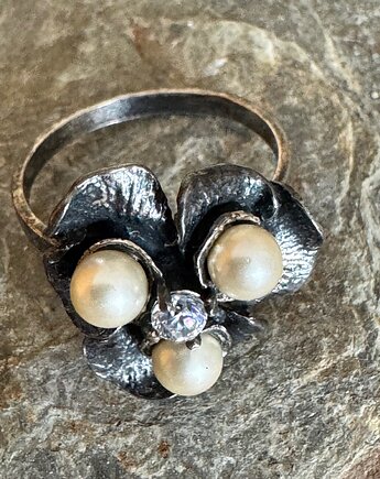 Srebrny pierścionek z  perłami  i cyrkonią - VINTAGE, Ade Art
