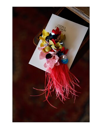 Cekinowa broszka z piórami, Celina Parysów