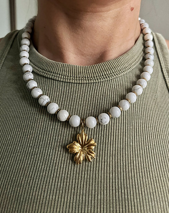 Naszyjnik z howlitu i hematytu z zawieszką kwiatem, Gleeme Jewellery