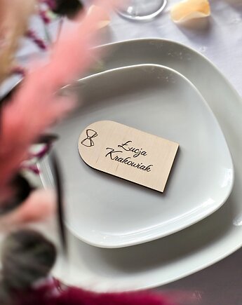 Zaokrąglona drewniana winietka ślubna z grawerem - motyw kokardki, BohoSuszki