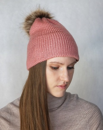 Różowa czapka merino z odczepianym pomponem, Holy Alpaca Knit
