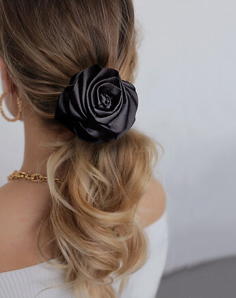 Czarna, jedwabna róża na miniscrunchie, BARLA