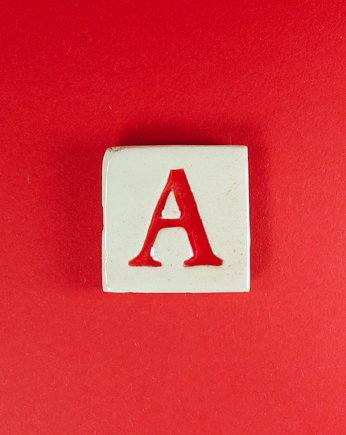 Ceramiczny magnes, czerwona literka A, M.J