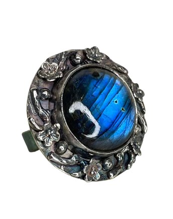 Pierścionek z labradorytem w srebrnych kwiatach, Artseko