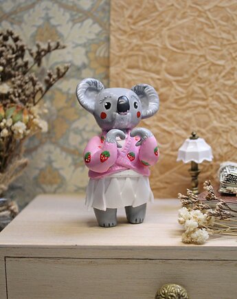 Koala w swetrze z truskawkami, Qletta Clay