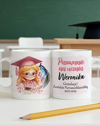 Kubek PASOWANIE NA UCZNIA dla dziewczynki pierwszoklasistki z imieniem, DESION