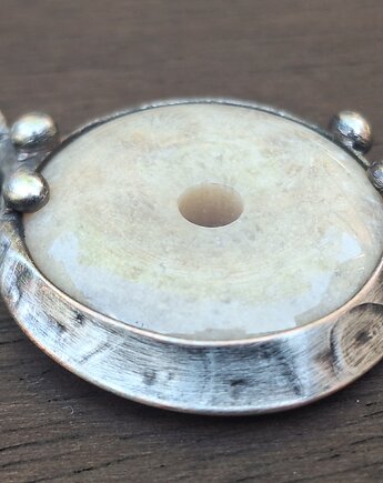 Koral - wisiorek na łańcuszku, po drugiej stronie lustra