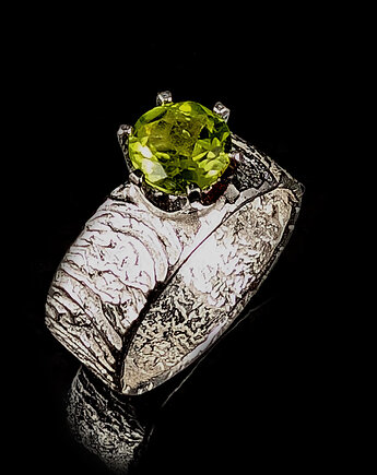 Pierścionek peridot w korze srebra, Pracownia Neores