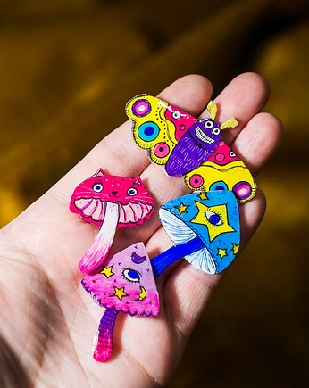 Komplet przypinek z grzybkami fantasy i ćmą, Pintura